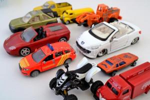 10 db Régi játékautó, köztük három Burango