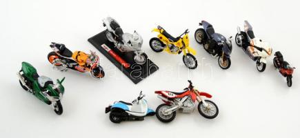 Vegyes motorbicikli modellek, 9 db, különféle méretben, változó állapotban, az egyik sérült, javításra szorul.