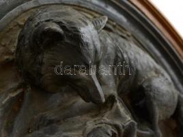 Antik vadász (farkas a bujdosó nyúllal) fali plasztika, vésett, kovácsoltvas relief, fa keretben (ki...