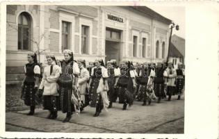 Bánffyhunyad, Huedin; városháza, népviseletes asszonyok / city hall, ladies in traditional Transylvanian costumes, folklore, photo