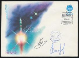 Alekszandr Volkov (1948- ) és Szergej Krikalev (1958- ) szovjet űrhajósok aláírásai emlékborítékon /  Signatures of Aleksandr Volkov (1948- ) and Sergei Krikalyov (1958- ) Soviet astronauts on envelope