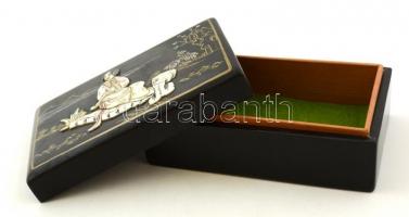 Távol-keleti lakkdoboz, gazdagon díszített fedéllel, 13,5×8,5×5,5 cm