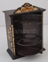 Díszes pipatartó szekrény, fa, lepattanásokkal, kis sérülésekkel, 20×10,5×27,5 cm