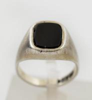 Ezüst(Ag) gyűrű ónix medállal, jelzett, méret: 52, bruttó: 4 g