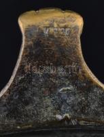 Aufsatz, tejüveg, fém talapzaton, jelzés nélkül, apró kopásnyomokkal, d: 24,5 cm