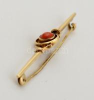 Arany(Au) 14K bross korall berakással, jelzett, h: 4,5 cm, bruttó: 2,5 g