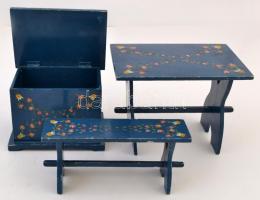 Kék, virágmintás fa bababútorok, 3 db(asztal, pad, láda), kopásnyomokkal, 15x7, 15x11x10 és 12x8x8 c...