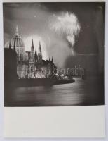 cca 1960-1980 Tüzijáték augusztus 20-án, háttérben az Országházzal, Kozák Albert, MTI fotó, a hátoldalán feliratozva, 12x9 cm.