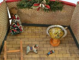 Karácsonyi babaszobabelső, földgömbbel, fenyőfával, stb., hiánnyal, 37x17x17 cm