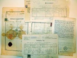 44 db családi okmány 1881-1949 közte anyakönyvi kivonatok, bizonyítványok, sok okmánybélyeges, közte szlovákok