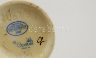 Goebel kisfiú ajándékkal, kézzel festett kerámia, jelzett, hibátlan, m:7,5 cm