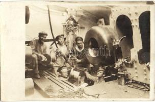 1914 Ágyú szerelés K.u.K. hadihajó belsejében, Osztrák-Magyar Haditengerészet / Installing a cannon on a K.u.K. battleship, Austro-Hungarian Navy, K.u.K. Kriegsmarine, mariners, interior, photo (EK)