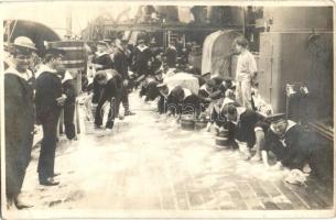 1916 'Wäsch an Board' / Osztrák-Magyar Haditengerészet, Fedélzet felmosása a matrózok által / Austro-Hunagarian Navy, K.u.K. Kriegsmarine, mariners washing the board, Verlag F. W. Schrinner Pola (EK)