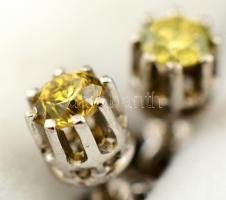 Gyémánt fülbevaló pár 14 K fehérarany foglalatban. Br 1,73 g , Gyémántok összesen 0,45 Ct. Díszdoboz...