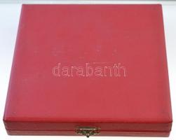 1985. "Felszabadulásunk 40. évfordulójára" Br emlékplakett dísztokban. Szign.: KO (98mm) T...