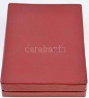 1964.. "Az Oktatásügy Kiváló Dolgozója" zománcozott fém jelvény tokban, mellette adományoz...