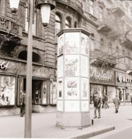 1971 Budapest, a Fővárosi Moziüzemi Vállalat hirdető oszlopai, plakáthelyei, kirakatai, ahol az új f...