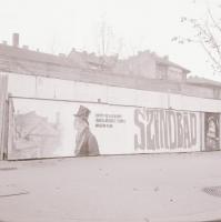 1971 Budapest, a Fővárosi Moziüzemi Vállalat hirdető oszlopai, plakáthelyei, kirakatai, ahol az új f...