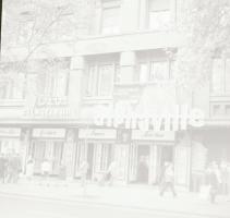 1971 Budapest, a Fővárosi Moziüzemi Vállalat hirdető oszlopai, plakáthelyei, kirakatai, ahol az új f...