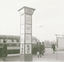 1971 Budapest, a Fővárosi Moziüzemi Vállalat hirdető oszlopai, plakáthelyei, kirakatai, ahol az új f...
