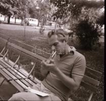 cca 1970 Latinovits Zoltán színész Szegeden, 5 db szabadon felhasználható vintage negatív, 6x6 cm