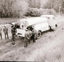 cca 1975 Tehergépjárművek, erőgépek az ÉPFU (Építőipari Fuvarozó Vállalat) archívumából, 9 db szabad...
