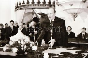 1990. február 14. Tőkés László Kecskeméten, Vincze János fotóriportja, 44 db vintage negatív, 24x36 ...