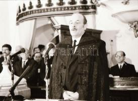 1990. február 14. Tőkés László Kecskeméten, Vincze János fotóriportja, 44 db vintage negatív, 24x36 ...