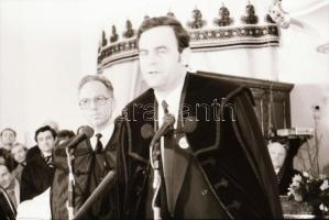 1990. február 14. Tőkés László Kecskeméten, Vincze János fotóriportja, 44 db vintage negatív, 24x36 ...