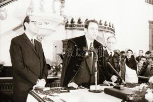 1990. február 14. Tőkés László Kecskeméten, Vincze János fotóriportja, 44 db vintage negatív, 24x36 ...