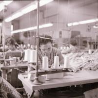 1974 Budapest, képriport a Fehérnemű Gyárban, 13 db szabadon felhasználható vintage negatív, 6x6 cm