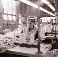 1974 Budapest, képriport a Fehérnemű Gyárban, 13 db szabadon felhasználható vintage negatív, 6x6 cm