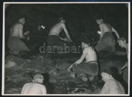 cca 1960 Bányák és bányászok, 4 db vintage fotó, egyik feliratozott, 11x8 cm és 13x18 cm közötti mér...