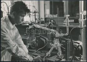 cca 1955 Kotnyek Antal (1921-1990): Kémiai kísérlet, pecséttel jelzett vintage fotóművészeti alkotás, 13x18,5 cm