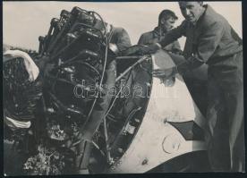 1938 Jermy László (1912-1960): Repülőgép-szerelők, jelzés nélküli vintage fotóművészeti alkotás, a szerző hagyatékából, 12x17 cm