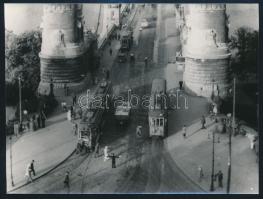cca 1935 Budapest, 44-es villamos az Erzsébet hídon, vintage negatívról készült későbbi nagyítás, 13x18 cm