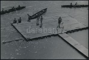 1941 Korschelt Miklós (1900-1982): Kezdődik a vízi élet a Dunán, pecséttel jelzett, feliratozott vintage fotóművészeti alkotás, 11x17 cm