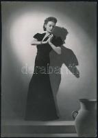 cca 1938 Modellfotó, pecséttel jelzett, feliratozott vintage fotó, 22x15 cm