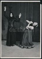 cca 1935 Leichtner Erzsébet vintage fotója Szentpál Olga tánccsoportjának tagjairól, pecséttel jelze...