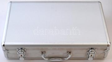 Fém borítású éremtartó csatos táska béléssel, összesen 5 tálcával 205 férőhellyel különböző méretű é...