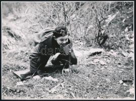 cca 1940 Hadi tudósító fényképezőgéppel, vintage fotó, 17,5x24 cm