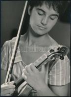 cca 1950 Szöllősy Kálmán (1887-1976): Hegedűművész, pecséttel jelzett vintage fotóművészeti alkotás, 17x12 cm