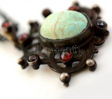 XX. sz. eleje: Csiszolt türkiz és gránát díszítésű ezüst gyűrű és és nyaklánc medállal, hibátlan áll...