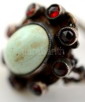 XX. sz. eleje: Csiszolt türkiz és gránát díszítésű ezüst gyűrű és és nyaklánc medállal, hibátlan áll...