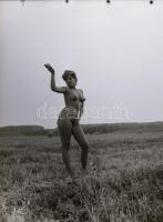 cca 1976 Feketén-fehéren a csábos nőkről, 13 szolidan erotikus felvétel, vintage negatívok, 6x4,5 cm...