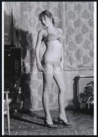 cca 1978 Szoknyától a nyakláncig, 7 db szolidan erotikus fénykép, vintage negatívokról készült mai n...