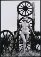 cca 1976 Tanyán élők szabadsága, 2 db szolidan erotikus fénykép, vintage negatívokról készült mai nagyítások, 24x17 cm és 25x18 cm / 2 erotic photos, 24x17 cm, 25x18 cm