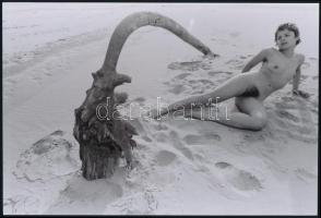 cca 1978 Homok nyomok, 2 db szolidan erotikus fénykép, vintage negatívokról készült mai nagyítások, ...