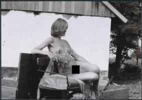 cca 1977 Három lány a múltból, 3 db szolidan erotikus fénykép, vintage negatívokról készült mai nagy...