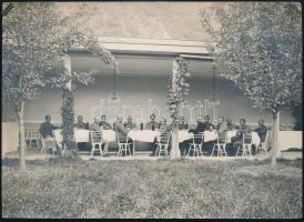 1916 'Hoftafel' osztrák-magyar tisztek asztaltársasága, fotó, 12x16,5 cm / Austro-Hungarian Army officers, photo 12x16,5 cm